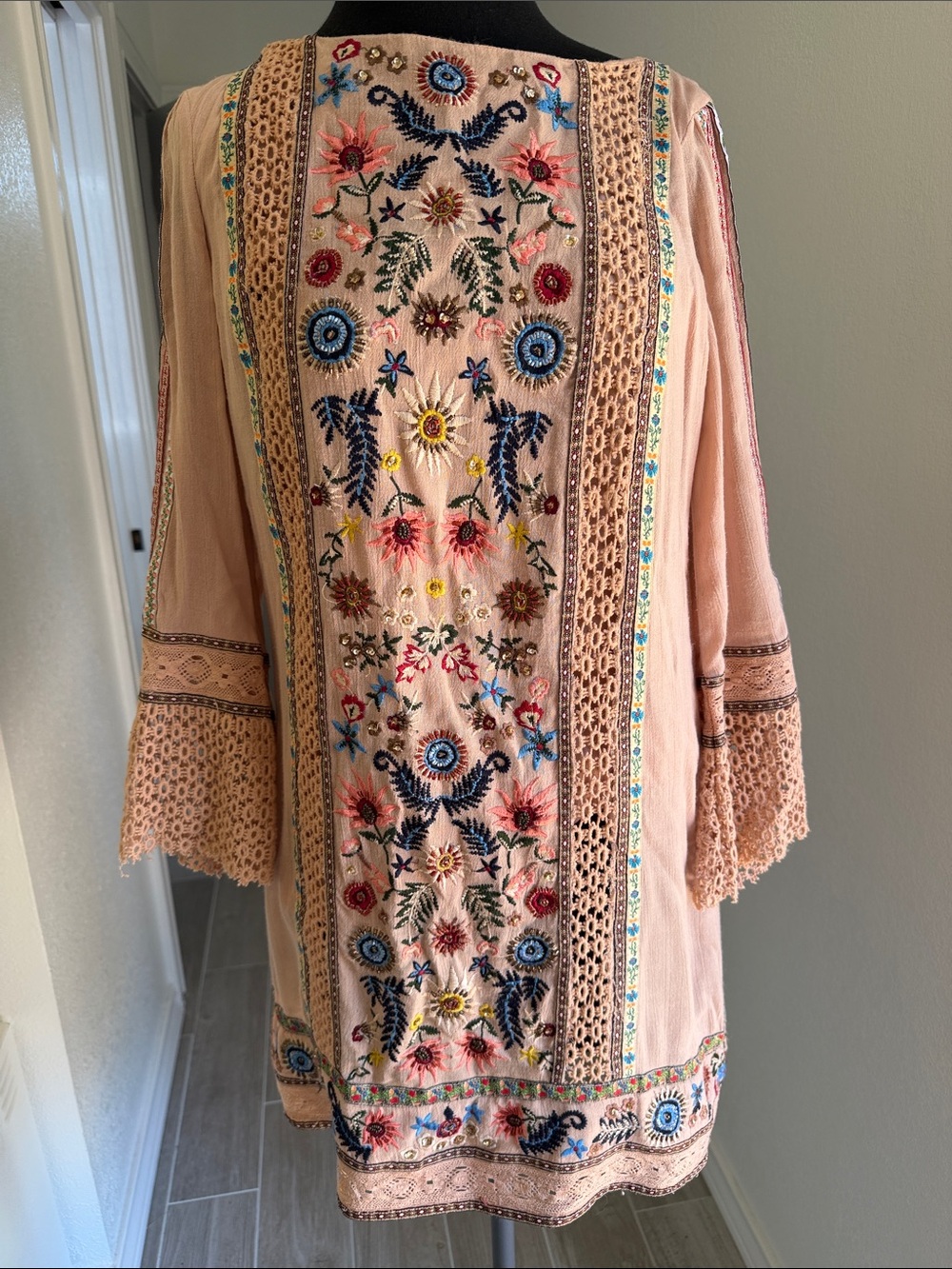 Alice + Olivia Embroidered Blush Tunic with Floral Detail size 6